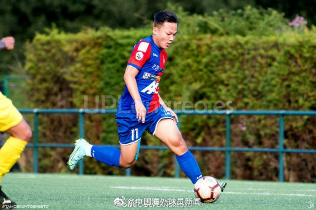 小明（张瑞宇 饰）固然过着不愁吃穿的敷裕糊口，但家庭的破裂和繁忙的怙恃让他鲜少可以或许感触感染到暖和的亲情，就连他的生日那天，怙恃都抽不出时候来陪同他。母亲给了小明一年夜笔钱让他本身庆贺生日，因而小明请来了一年夜帮同窗在偌年夜却浮泛的别墅里开派对。                                  　　在虚荣心的差遣下，小明吹法螺说父亲母亲十分爱他，就连保险箱的暗码都设置成了他的生日。说者无意听者成心，货运司机刘背（乔杉 饰）和发